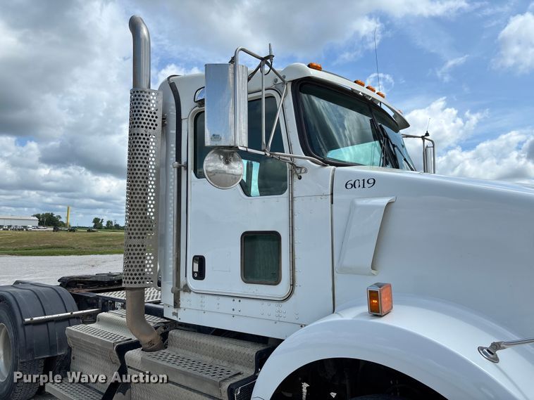 image for item FC1729 2020 Kenworth T800 semi truck