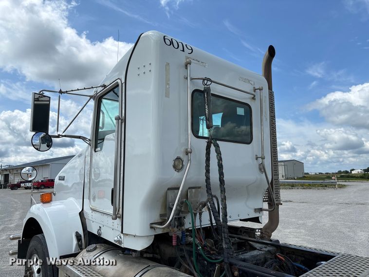 image for item FC1729 2020 Kenworth T800 semi truck
