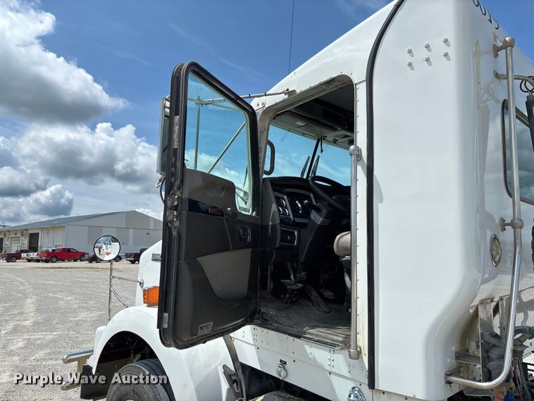 image for item FC1729 2020 Kenworth T800 semi truck