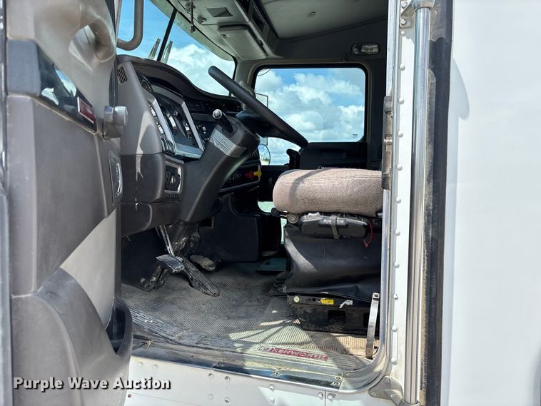 image for item FC1729 2020 Kenworth T800 semi truck