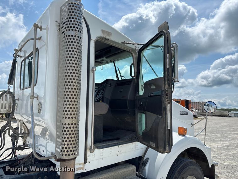 image for item FC1729 2020 Kenworth T800 semi truck