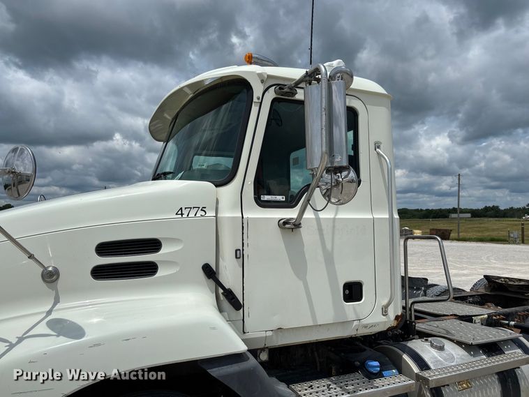 image for item FC1730 2016 Mack CXU613 semi truck