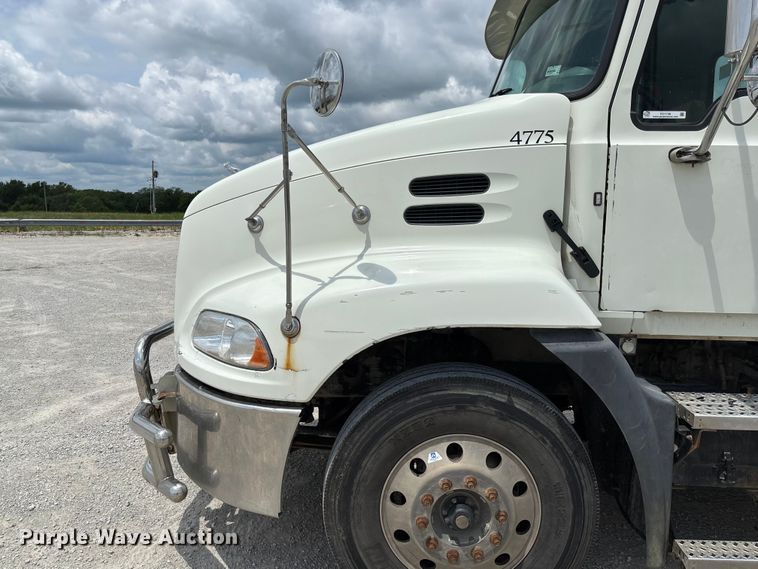 image for item FC1730 2016 Mack CXU613 semi truck