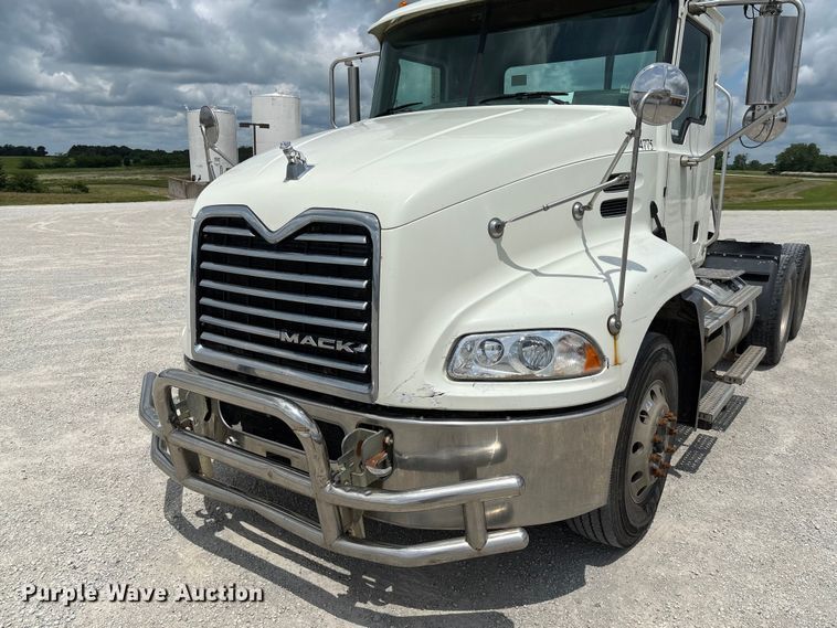 image for item FC1730 2016 Mack CXU613 semi truck