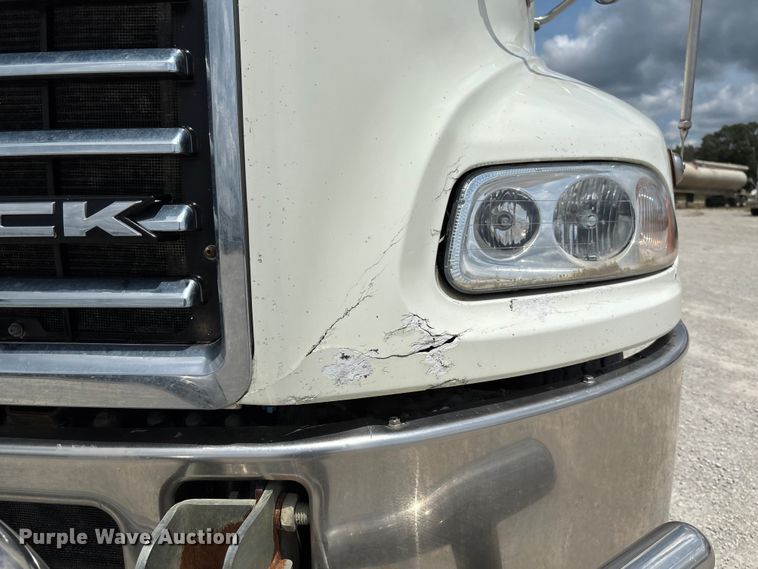 image for item FC1730 2016 Mack CXU613 semi truck
