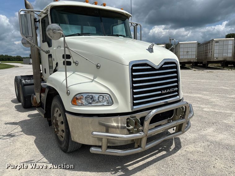 image for item FC1730 2016 Mack CXU613 semi truck