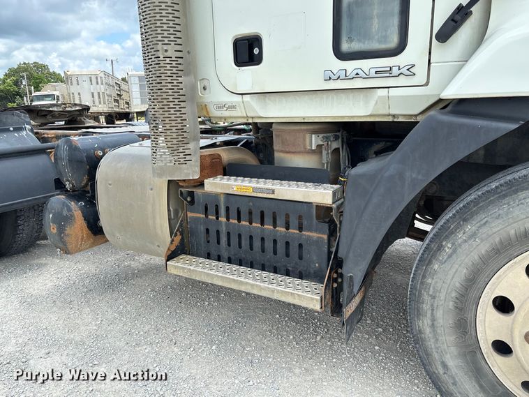 image for item FC1730 2016 Mack CXU613 semi truck
