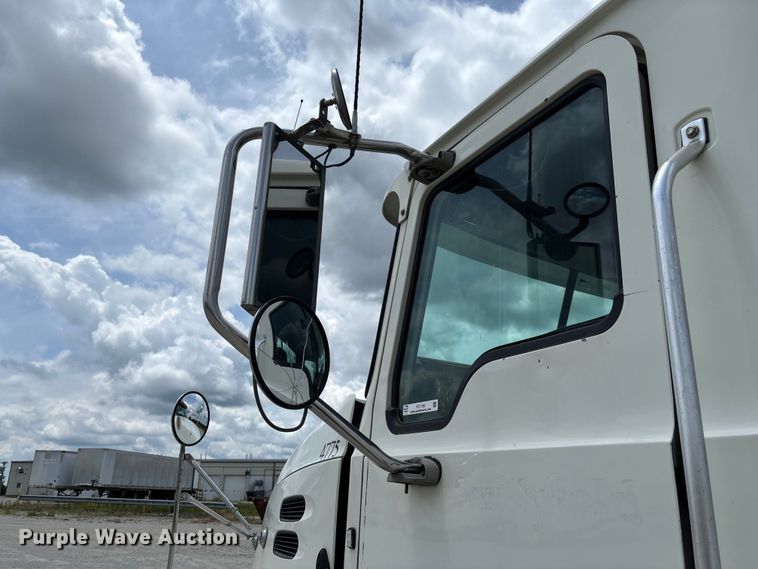 image for item FC1730 2016 Mack CXU613 semi truck