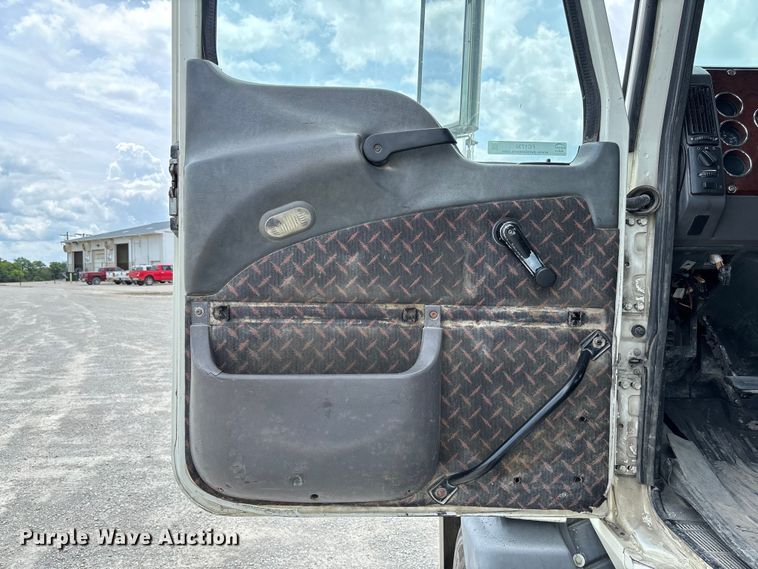 image for item FC1730 2016 Mack CXU613 semi truck