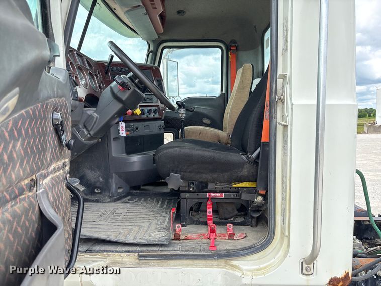 image for item FC1730 2016 Mack CXU613 semi truck