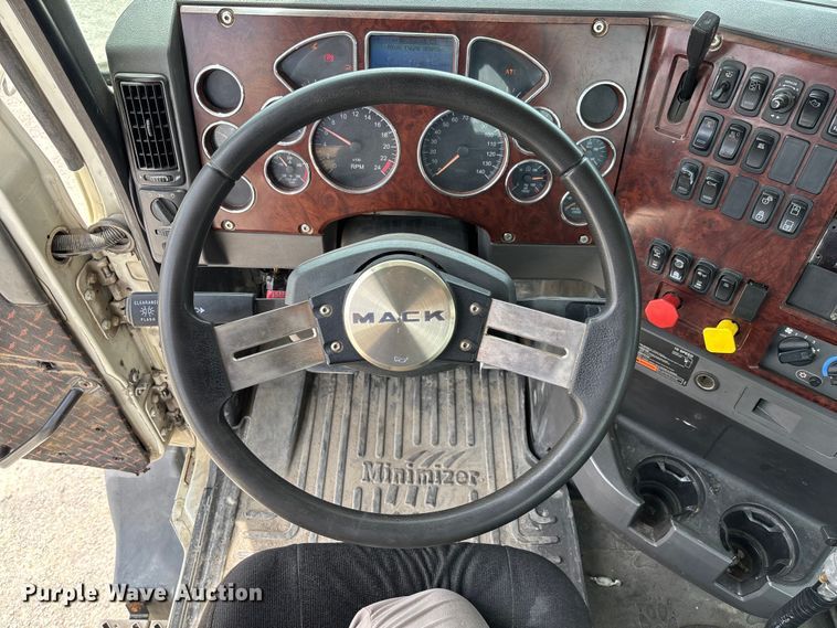 image for item FC1730 2016 Mack CXU613 semi truck