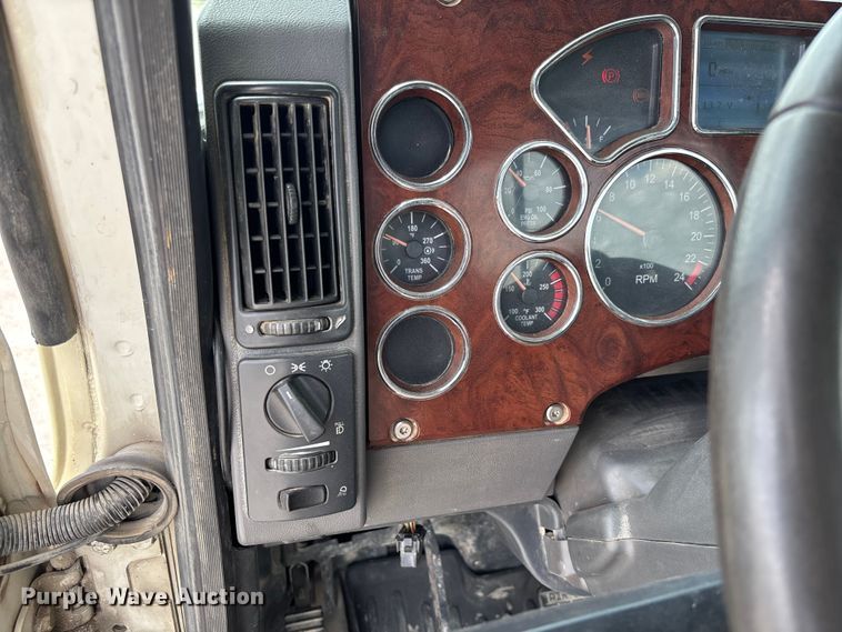 image for item FC1730 2016 Mack CXU613 semi truck