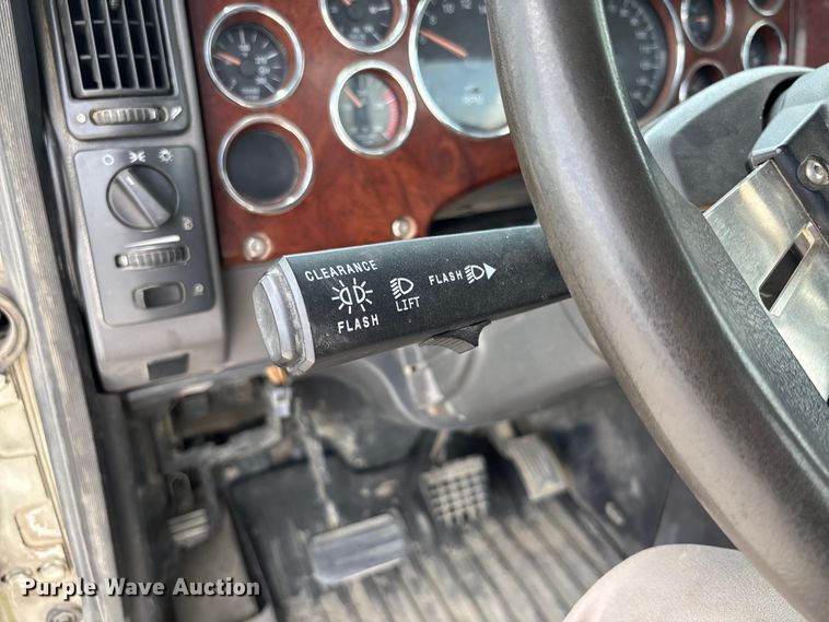 image for item FC1730 2016 Mack CXU613 semi truck