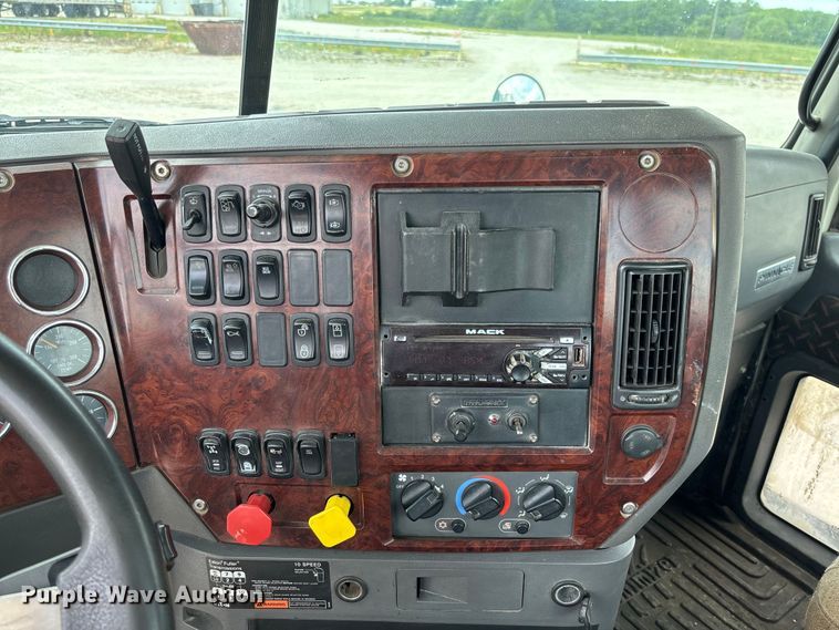 image for item FC1730 2016 Mack CXU613 semi truck