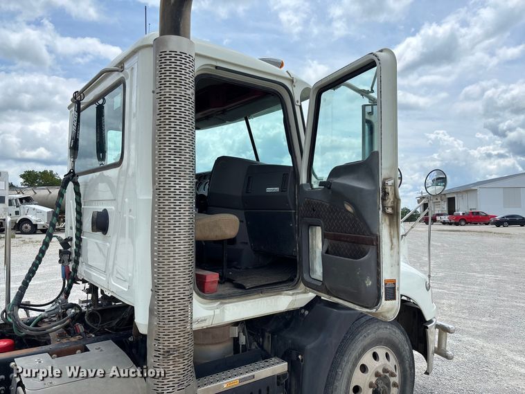 image for item FC1730 2016 Mack CXU613 semi truck
