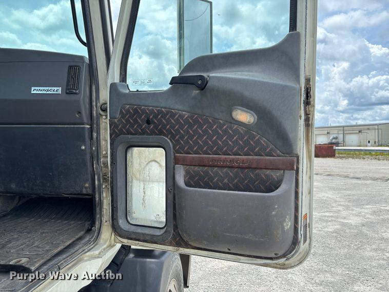 image for item FC1730 2016 Mack CXU613 semi truck