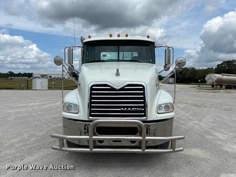 image for item FC1731 2016 Mack CXU613 semi truck