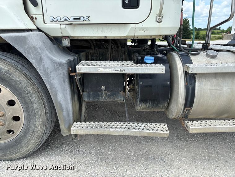 image for item FC1731 2016 Mack CXU613 semi truck