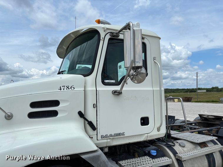 image for item FC1731 2016 Mack CXU613 semi truck
