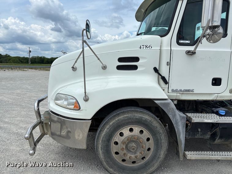 image for item FC1731 2016 Mack CXU613 semi truck