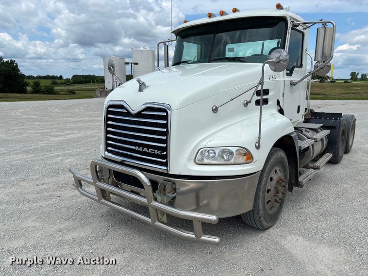 image for item FC1731 2016 Mack CXU613 semi truck