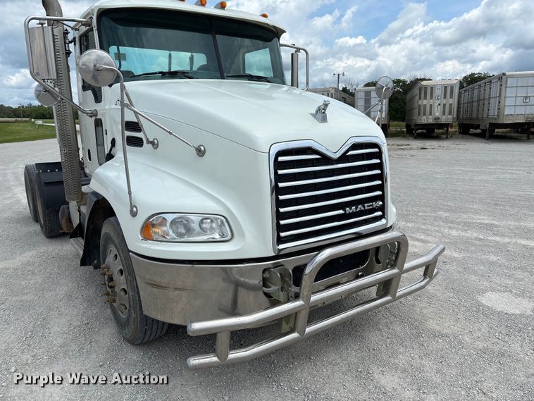 image for item FC1731 2016 Mack CXU613 semi truck