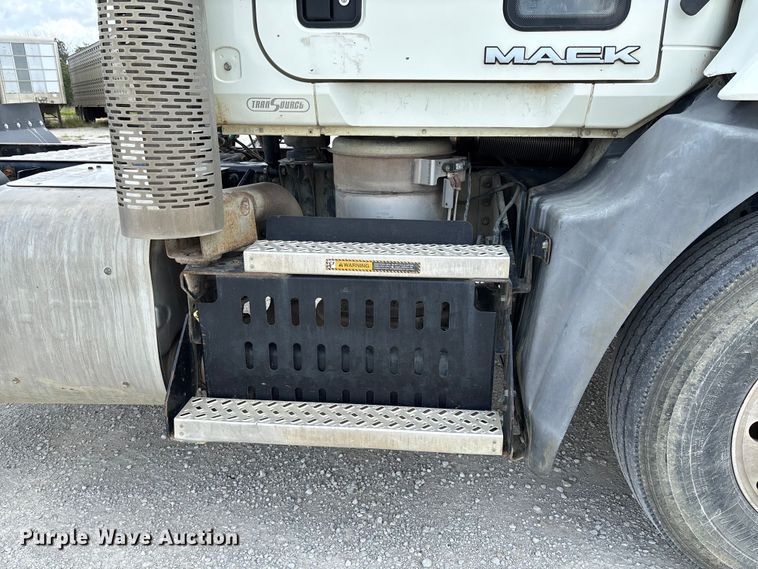image for item FC1731 2016 Mack CXU613 semi truck