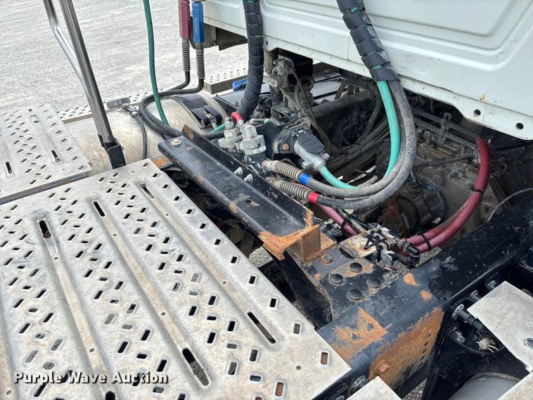 image for item FC1731 2016 Mack CXU613 semi truck