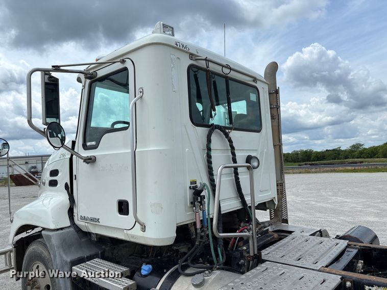 image for item FC1731 2016 Mack CXU613 semi truck