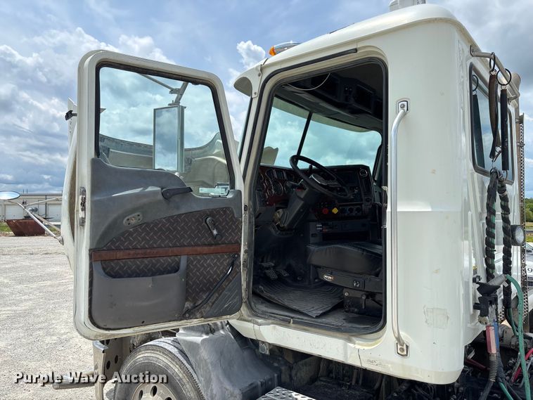image for item FC1731 2016 Mack CXU613 semi truck