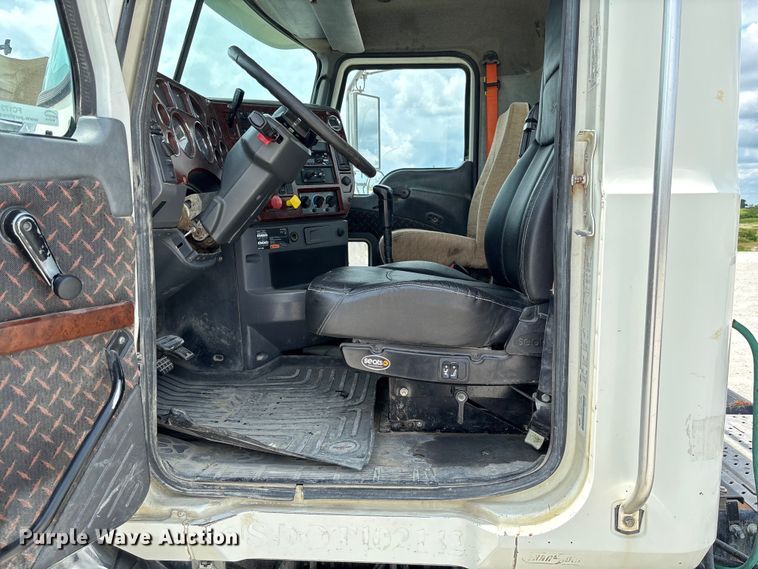image for item FC1731 2016 Mack CXU613 semi truck