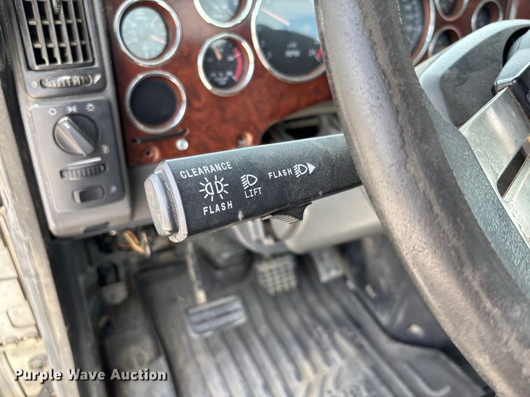 image for item FC1731 2016 Mack CXU613 semi truck