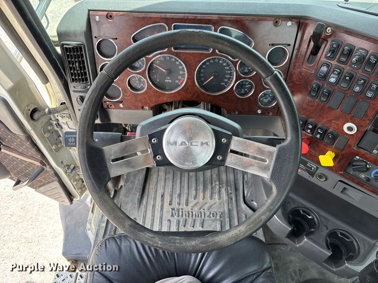 image for item FC1731 2016 Mack CXU613 semi truck