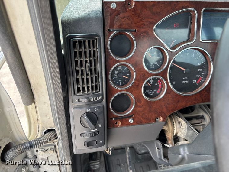 image for item FC1731 2016 Mack CXU613 semi truck