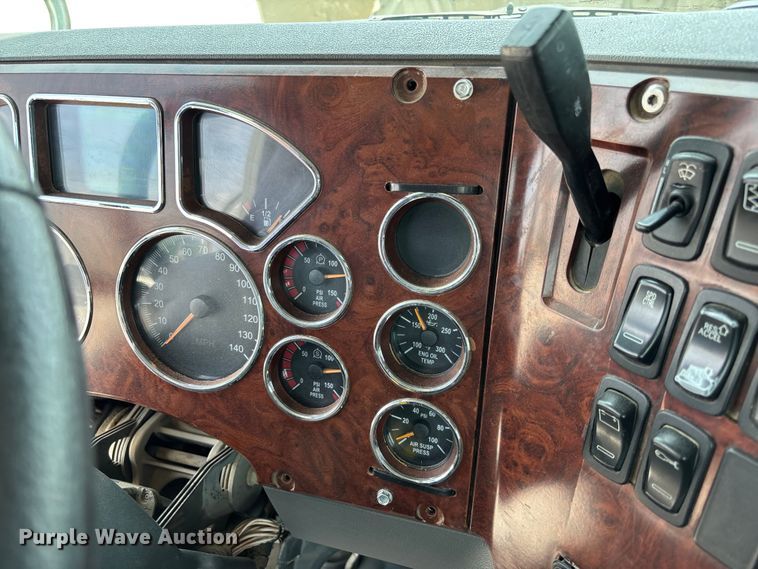 image for item FC1731 2016 Mack CXU613 semi truck