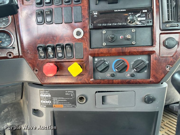 image for item FC1731 2016 Mack CXU613 semi truck