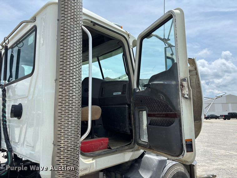 image for item FC1731 2016 Mack CXU613 semi truck