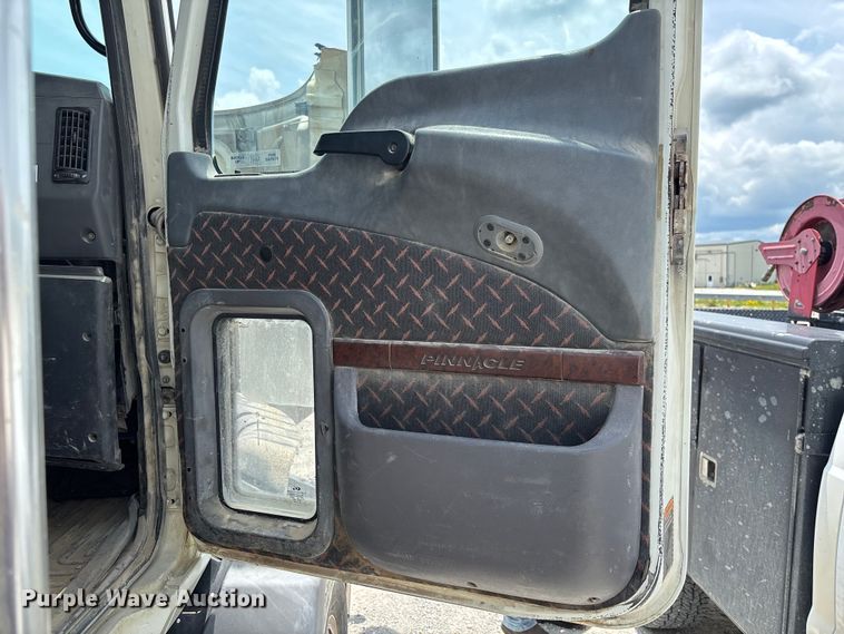 image for item FC1731 2016 Mack CXU613 semi truck