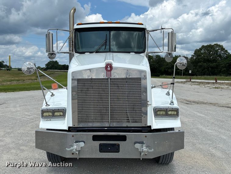 image for item FC1732 2014 Kenworth T800 semi truck