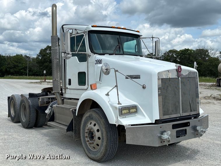 image for item FC1732 2014 Kenworth T800 semi truck
