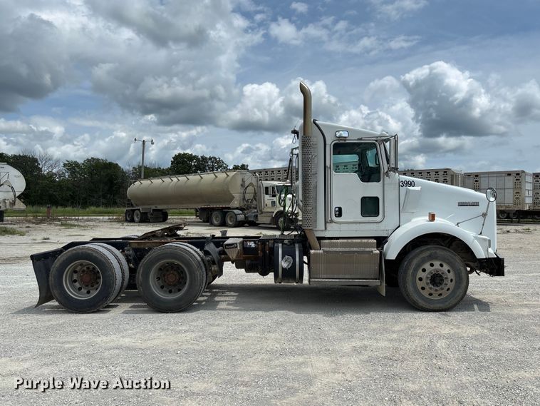 image for item FC1732 2014 Kenworth T800 semi truck