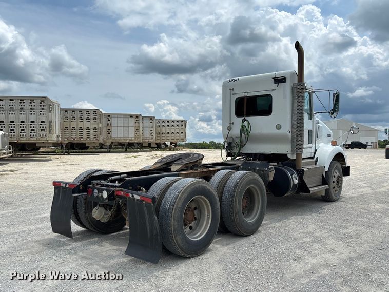 image for item FC1732 2014 Kenworth T800 semi truck