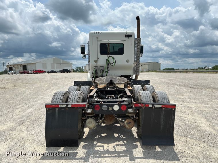 image for item FC1732 2014 Kenworth T800 semi truck