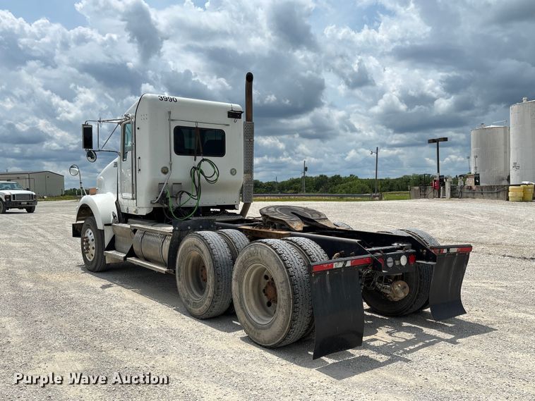 image for item FC1732 2014 Kenworth T800 semi truck