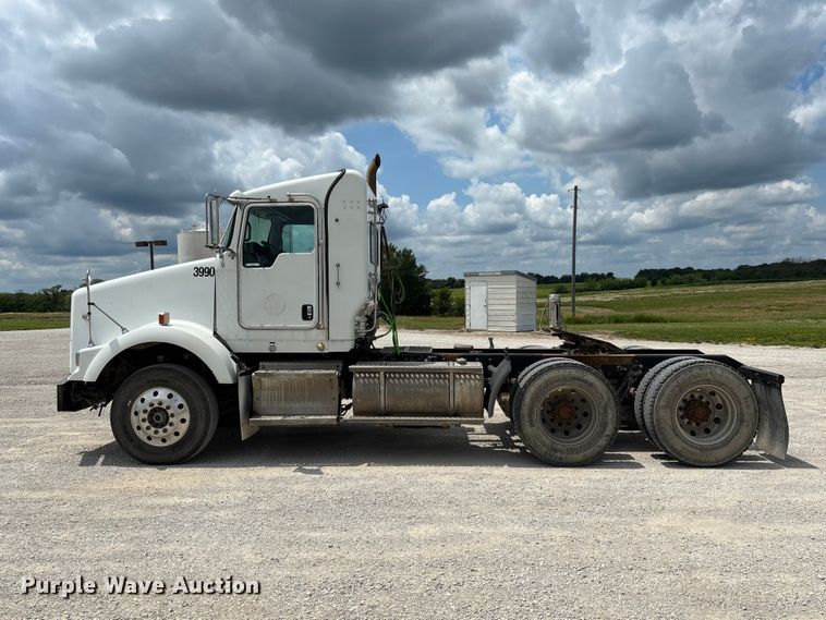 image for item FC1732 2014 Kenworth T800 semi truck