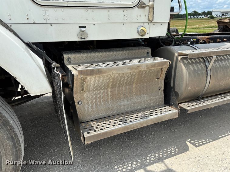 image for item FC1732 2014 Kenworth T800 semi truck
