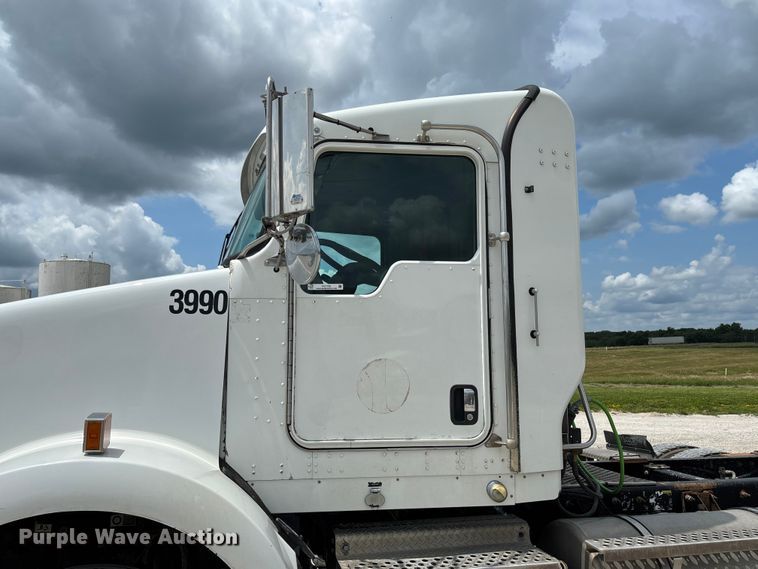 image for item FC1732 2014 Kenworth T800 semi truck