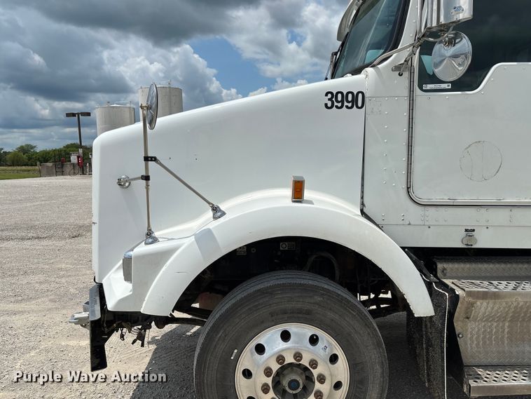 image for item FC1732 2014 Kenworth T800 semi truck