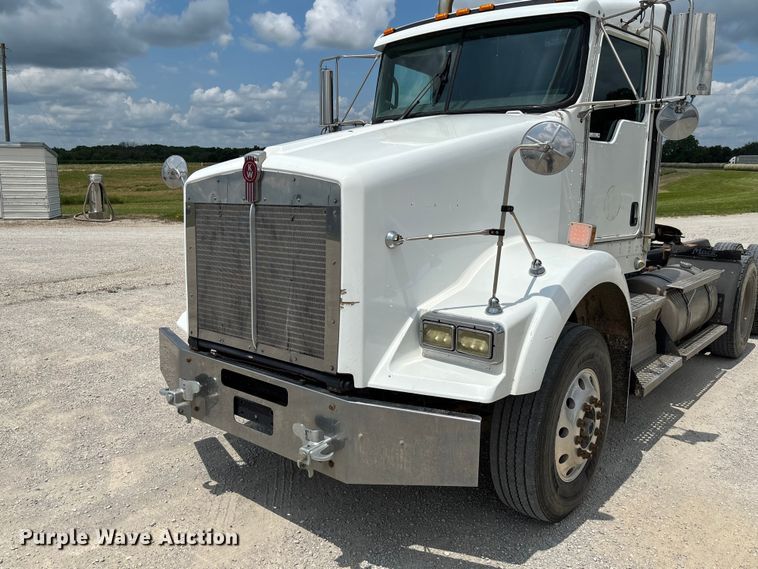 image for item FC1732 2014 Kenworth T800 semi truck