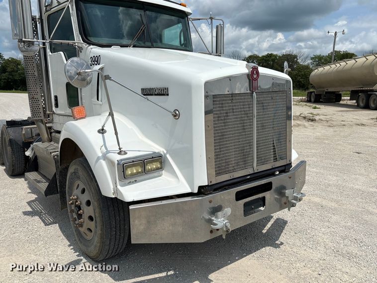 image for item FC1732 2014 Kenworth T800 semi truck